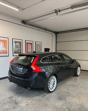 Volvo V60 cena 46000 przebieg: 226000, rok produkcji 2011 z Strzelce Opolskie małe 46